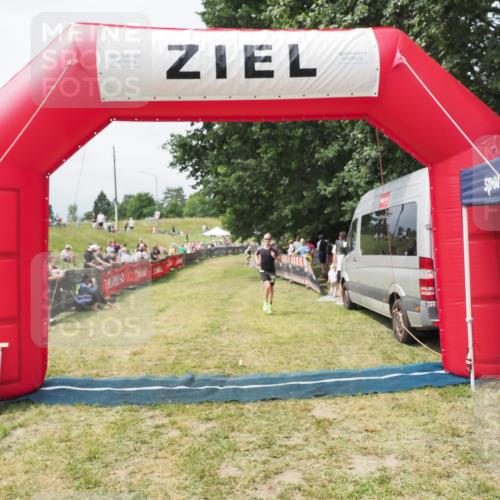 21.06.2025 - 27. Vierlanden-Triathlon MichiJ http://msf.ph/oto/8031055 15.06.2026 12:41:44 Ziel 20, 753 meine-sportfotos.de