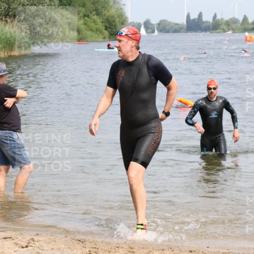 15.06.2025 - 27. Vierlanden-Triathlon Lena Gebhardt http://msf.ph/oto/8031058 15.06.2025 11:09:24 Schwimmen 829, 846, 856 meine-sportfotos.de
