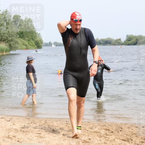 15.06.2025 - 27. Vierlanden-Triathlon Lena Gebhardt http://msf.ph/oto/8031075 15.06.2025 11:09:29 Schwimmen 783, 856 meine-sportfotos.de