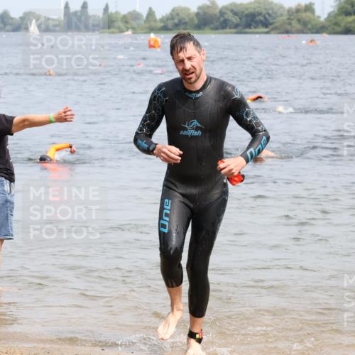 15.06.2025 - 27. Vierlanden-Triathlon Lena Gebhardt http://msf.ph/oto/8031080 15.06.2025 11:09:32 Schwimmen 783, 856 meine-sportfotos.de