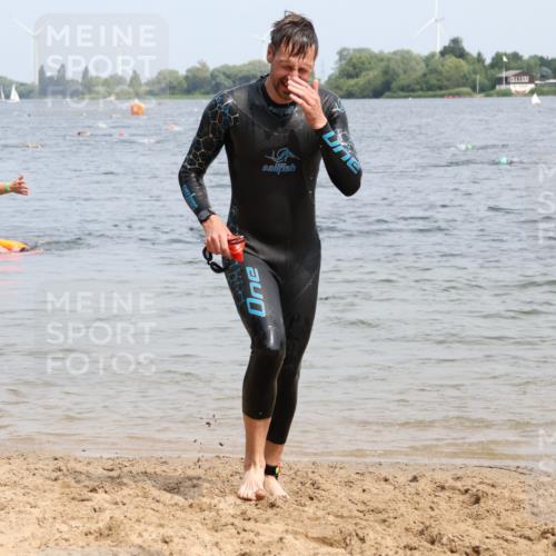 15.06.2025 - 27. Vierlanden-Triathlon Lena Gebhardt http://msf.ph/oto/8031089 15.06.2025 11:09:33 Schwimmen 783, 856 meine-sportfotos.de
