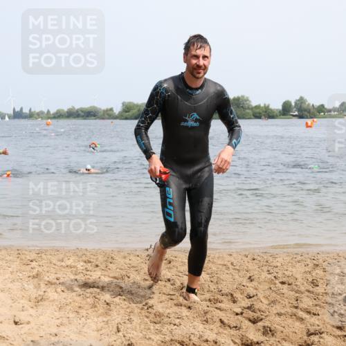 15.06.2025 - 27. Vierlanden-Triathlon Lena Gebhardt http://msf.ph/oto/8031097 15.06.2025 11:09:35 Schwimmen 783, 856 meine-sportfotos.de