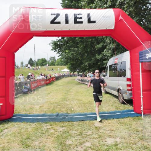 21.06.2025 - 27. Vierlanden-Triathlon MichiJ http://msf.ph/oto/8031103 15.06.2026 12:41:46 Ziel 753 meine-sportfotos.de