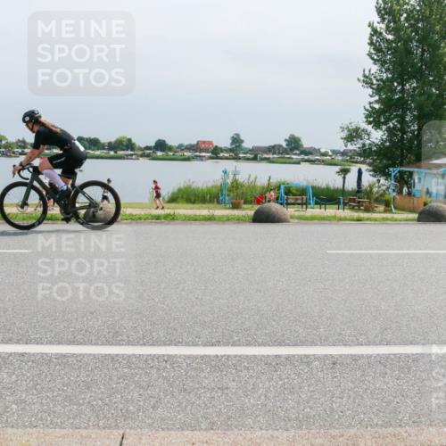 21.06.2025 - 27. Vierlanden-Triathlon H.Heesch http://msf.ph/oto/8031113 15.06.2025 11:32:25 Radfahren 889, 955 meine-sportfotos.de