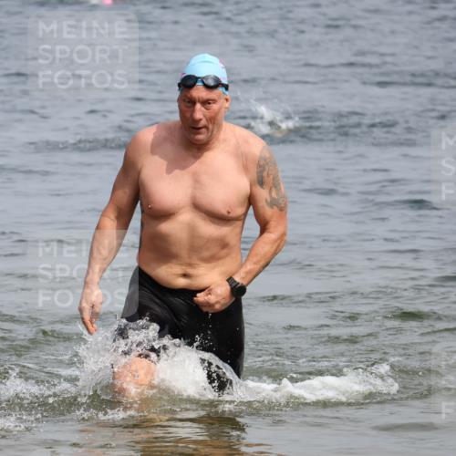 15.06.2025 - 27. Vierlanden-Triathlon Lena Gebhardt http://msf.ph/oto/8031115 15.06.2025 11:09:44 Schwimmen 745, 783, 784 meine-sportfotos.de