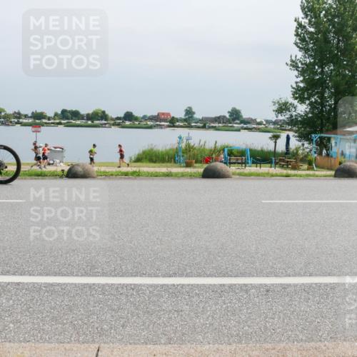 21.06.2025 - 27. Vierlanden-Triathlon H.Heesch http://msf.ph/oto/8031116 15.06.2025 11:32:25 Radfahren 889, 955 meine-sportfotos.de