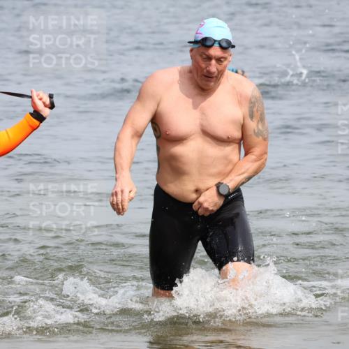 15.06.2025 - 27. Vierlanden-Triathlon Lena Gebhardt http://msf.ph/oto/8031121 15.06.2025 11:09:44 Schwimmen 745, 783, 784 meine-sportfotos.de