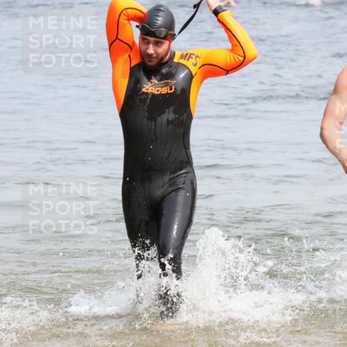 15.06.2025 - 27. Vierlanden-Triathlon Lena Gebhardt http://msf.ph/oto/8031131 15.06.2025 11:09:45 Schwimmen 745, 783, 784, 786 meine-sportfotos.de