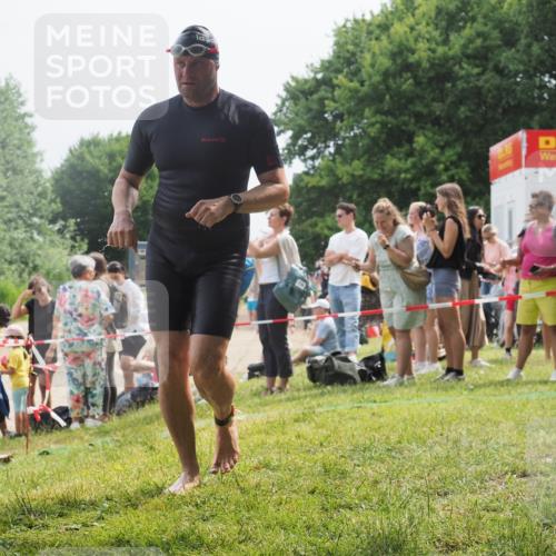 15.06.2025 - 27. Vierlanden-Triathlon KatJ http://msf.ph/oto/8031139 15.06.2025 11:08:54 Schwimmen 671, 720, 852 meine-sportfotos.de