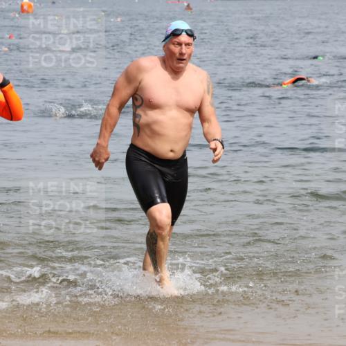 15.06.2025 - 27. Vierlanden-Triathlon Lena Gebhardt http://msf.ph/oto/8031150 15.06.2025 11:09:47 Schwimmen 745, 784, 786 meine-sportfotos.de