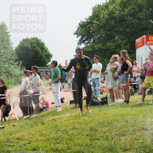 15.06.2025 - 27. Vierlanden-Triathlon KatJ http://msf.ph/oto/8031159 15.06.2025 11:09:09 Schwimmen 811, 816 meine-sportfotos.de