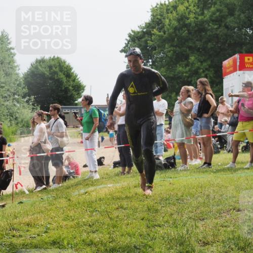 15.06.2025 - 27. Vierlanden-Triathlon KatJ http://msf.ph/oto/8031164 15.06.2025 11:09:09 Schwimmen 811, 816 meine-sportfotos.de
