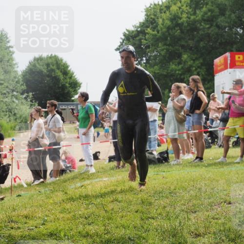 15.06.2025 - 27. Vierlanden-Triathlon KatJ http://msf.ph/oto/8031169 15.06.2025 11:09:09 Schwimmen 811, 816 meine-sportfotos.de