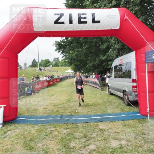 21.06.2025 - 27. Vierlanden-Triathlon MichiJ http://msf.ph/oto/8031172 15.06.2026 12:43:13 Ziel 37 meine-sportfotos.de
