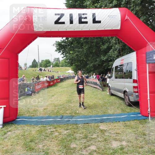 21.06.2025 - 27. Vierlanden-Triathlon MichiJ http://msf.ph/oto/8031179 15.06.2026 12:43:13 Ziel 37 meine-sportfotos.de