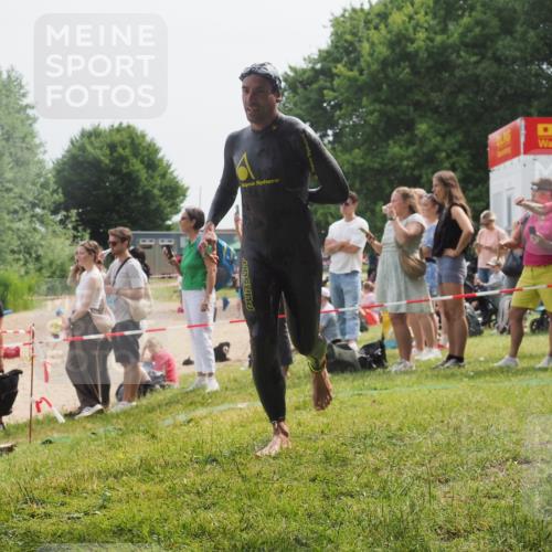 15.06.2025 - 27. Vierlanden-Triathlon KatJ http://msf.ph/oto/8031180 15.06.2025 11:09:10 Schwimmen 776, 811, 816 meine-sportfotos.de