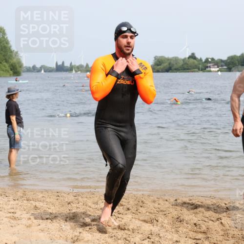 15.06.2025 - 27. Vierlanden-Triathlon Lena Gebhardt http://msf.ph/oto/8031195 15.06.2025 11:09:50 Schwimmen 745, 784, 786 meine-sportfotos.de