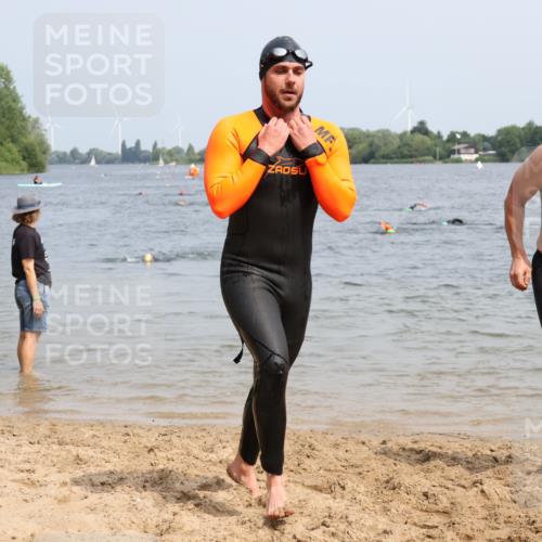 15.06.2025 - 27. Vierlanden-Triathlon Lena Gebhardt http://msf.ph/oto/8031201 15.06.2025 11:09:50 Schwimmen 745, 784, 786 meine-sportfotos.de