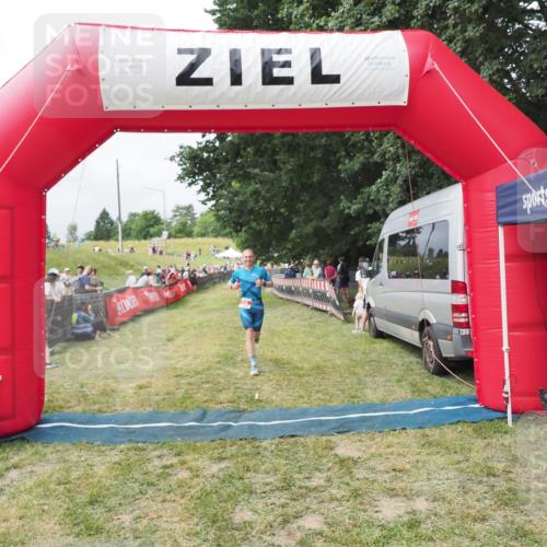 21.06.2025 - 27. Vierlanden-Triathlon MichiJ http://msf.ph/oto/8031243 15.06.2026 12:44:07 Ziel 14 meine-sportfotos.de