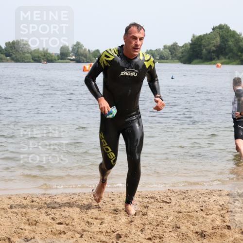 15.06.2025 - 27. Vierlanden-Triathlon Lena Gebhardt http://msf.ph/oto/8031244 15.06.2025 11:09:55 Schwimmen 745, 784, 786 meine-sportfotos.de