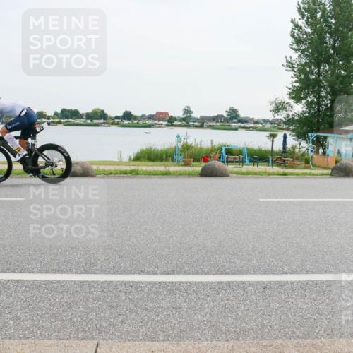 15.06.2025 - 27. Vierlanden-Triathlon H.Heesch http://msf.ph/oto/8031255 15.06.2025 10:35:39 Radfahren 106, 127, 239 meine-sportfotos.de
