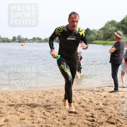 15.06.2025 - 27. Vierlanden-Triathlon Lena Gebhardt http://msf.ph/oto/8031256 15.06.2025 11:09:55 Schwimmen 745, 784, 786 meine-sportfotos.de