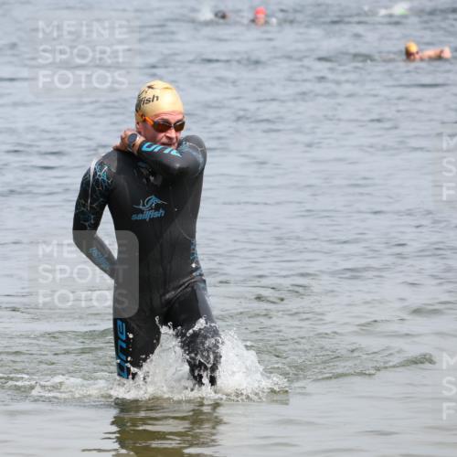 15.06.2025 - 27. Vierlanden-Triathlon Lena Gebhardt http://msf.ph/oto/8031278 15.06.2025 11:10:03 Schwimmen 786, 789 meine-sportfotos.de