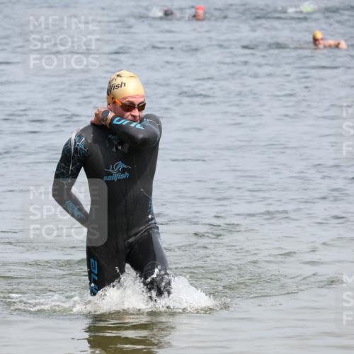 15.06.2025 - 27. Vierlanden-Triathlon Lena Gebhardt http://msf.ph/oto/8031281 15.06.2025 11:10:03 Schwimmen 786, 789 meine-sportfotos.de