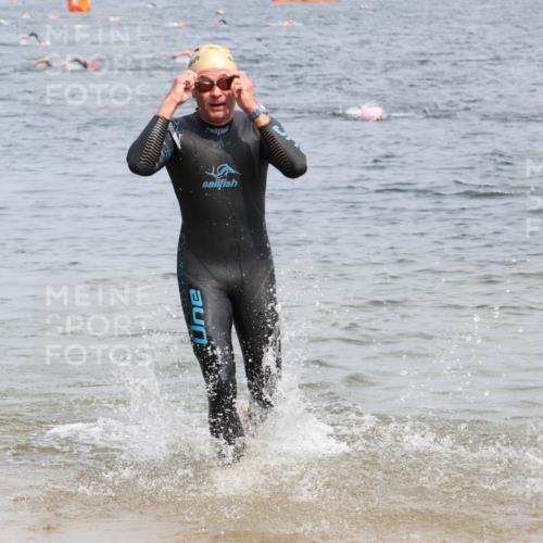 15.06.2025 - 27. Vierlanden-Triathlon Lena Gebhardt http://msf.ph/oto/8031295 15.06.2025 11:10:06 Schwimmen 789 meine-sportfotos.de