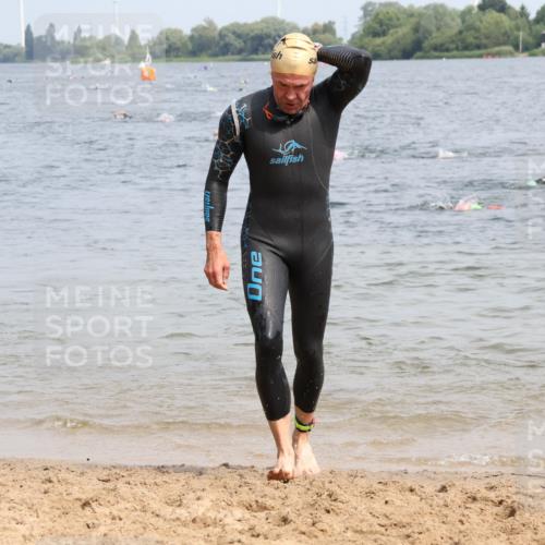 15.06.2025 - 27. Vierlanden-Triathlon Lena Gebhardt http://msf.ph/oto/8031304 15.06.2025 11:10:08 Schwimmen 789 meine-sportfotos.de