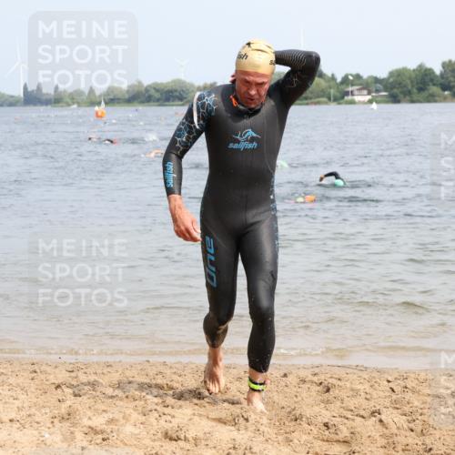 15.06.2025 - 27. Vierlanden-Triathlon Lena Gebhardt http://msf.ph/oto/8031309 15.06.2025 11:10:09 Schwimmen 789 meine-sportfotos.de