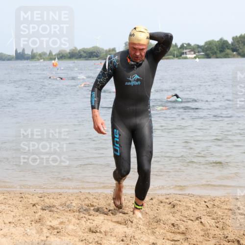 15.06.2025 - 27. Vierlanden-Triathlon Lena Gebhardt http://msf.ph/oto/8031314 15.06.2025 11:10:09 Schwimmen 789 meine-sportfotos.de