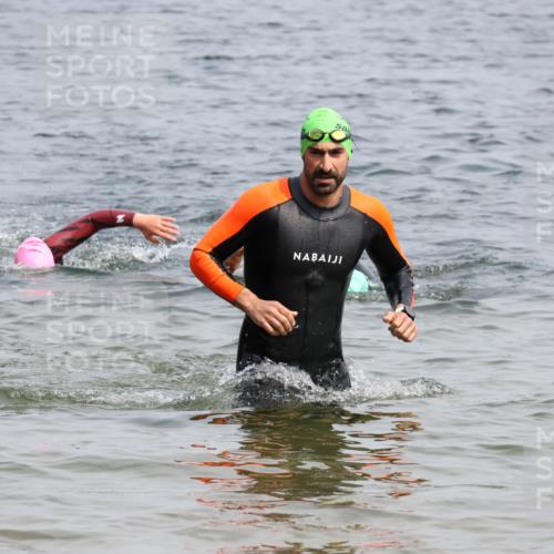 15.06.2025 - 27. Vierlanden-Triathlon Lena Gebhardt http://msf.ph/oto/8031322 15.06.2025 11:10:25 Schwimmen 772, 953 meine-sportfotos.de