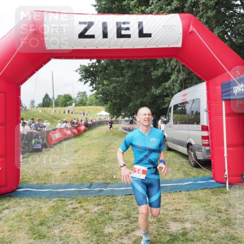 21.06.2025 - 27. Vierlanden-Triathlon MichiJ http://msf.ph/oto/8031329 15.06.2026 12:44:09 Ziel 14 meine-sportfotos.de