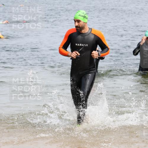 15.06.2025 - 27. Vierlanden-Triathlon Lena Gebhardt http://msf.ph/oto/8031331 15.06.2025 11:10:29 Schwimmen 772, 953 meine-sportfotos.de