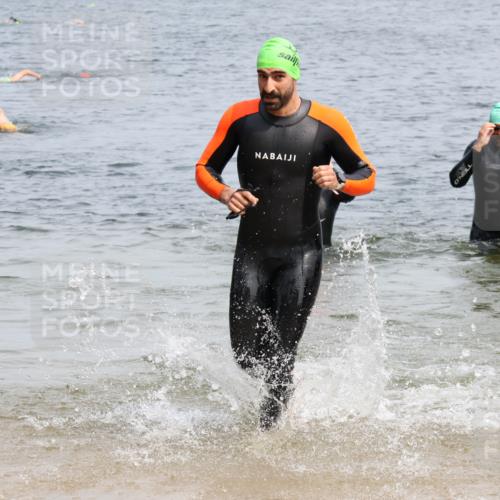 15.06.2025 - 27. Vierlanden-Triathlon Lena Gebhardt http://msf.ph/oto/8031339 15.06.2025 11:10:29 Schwimmen 772, 953 meine-sportfotos.de