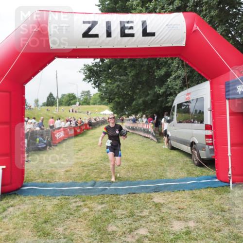 21.06.2025 - 27. Vierlanden-Triathlon MichiJ http://msf.ph/oto/8031340 15.06.2026 12:44:15 Ziel 14, 978 meine-sportfotos.de