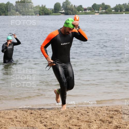 15.06.2025 - 27. Vierlanden-Triathlon Lena Gebhardt http://msf.ph/oto/8031346 15.06.2025 11:10:30 Schwimmen 772, 953 meine-sportfotos.de
