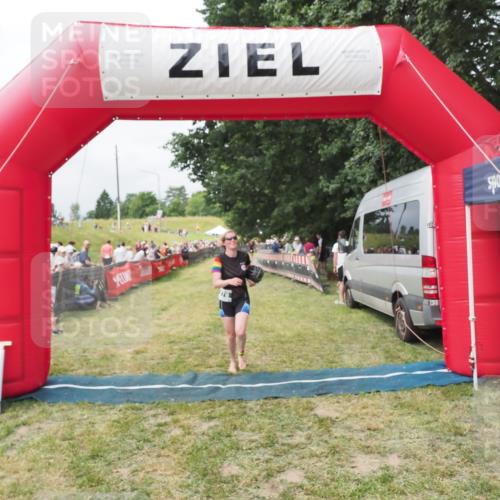 21.06.2025 - 27. Vierlanden-Triathlon MichiJ http://msf.ph/oto/8031348 15.06.2026 12:44:15 Ziel 14, 978 meine-sportfotos.de