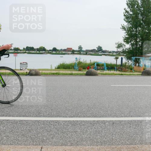 15.06.2025 - 27. Vierlanden-Triathlon H.Heesch http://msf.ph/oto/8031349 15.06.2025 10:35:43 Radfahren 21, 106, 127, 134, 239 meine-sportfotos.de