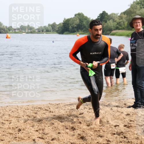 15.06.2025 - 27. Vierlanden-Triathlon Lena Gebhardt http://msf.ph/oto/8031351 15.06.2025 11:10:31 Schwimmen 772, 953 meine-sportfotos.de