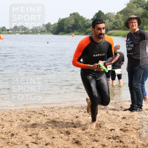 15.06.2025 - 27. Vierlanden-Triathlon Lena Gebhardt http://msf.ph/oto/8031355 15.06.2025 11:10:32 Schwimmen 772, 953 meine-sportfotos.de
