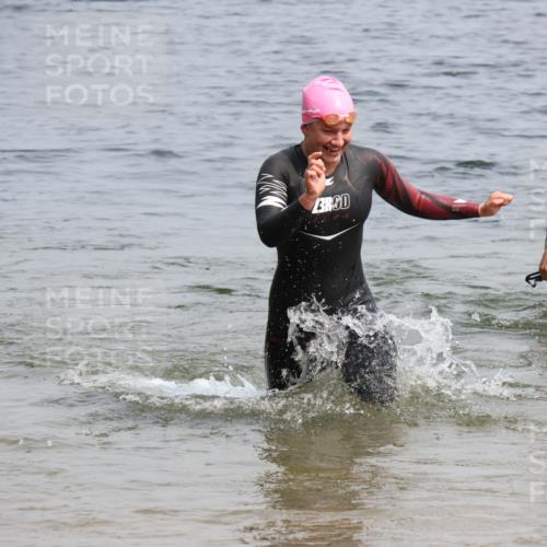 15.06.2025 - 27. Vierlanden-Triathlon Lena Gebhardt http://msf.ph/oto/8031358 15.06.2025 11:10:33 Schwimmen 772, 953 meine-sportfotos.de