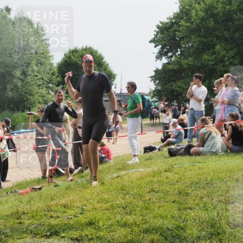 15.06.2025 - 27. Vierlanden-Triathlon KatJ http://msf.ph/oto/8031359 15.06.2025 11:09:38 Schwimmen 783, 856 meine-sportfotos.de