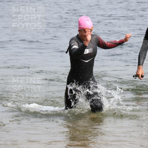 15.06.2025 - 27. Vierlanden-Triathlon Lena Gebhardt http://msf.ph/oto/8031360 15.06.2025 11:10:33 Schwimmen 772, 953 meine-sportfotos.de