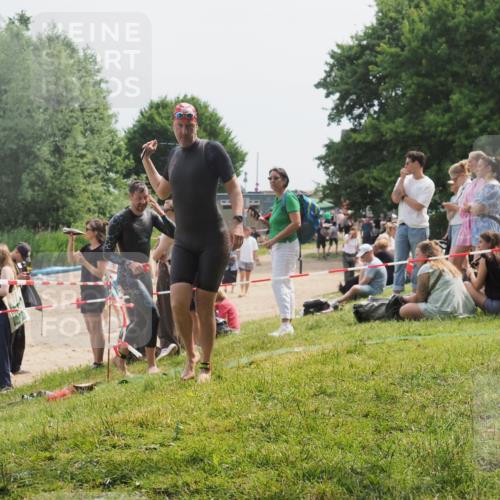 15.06.2025 - 27. Vierlanden-Triathlon KatJ http://msf.ph/oto/8031362 15.06.2025 11:09:38 Schwimmen 783, 856 meine-sportfotos.de