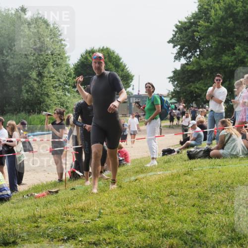 15.06.2025 - 27. Vierlanden-Triathlon KatJ http://msf.ph/oto/8031370 15.06.2025 11:09:38 Schwimmen 783, 856 meine-sportfotos.de