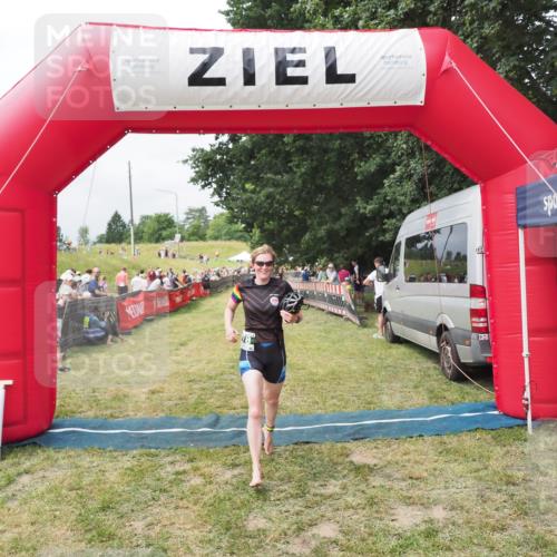 21.06.2025 - 27. Vierlanden-Triathlon MichiJ http://msf.ph/oto/8031376 15.06.2026 12:44:16 Ziel 978 meine-sportfotos.de
