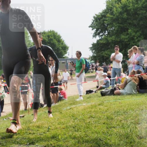 15.06.2025 - 27. Vierlanden-Triathlon KatJ http://msf.ph/oto/8031378 15.06.2025 11:09:41 Schwimmen 783, 856 meine-sportfotos.de