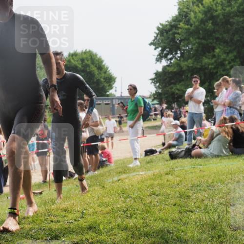 15.06.2025 - 27. Vierlanden-Triathlon KatJ http://msf.ph/oto/8031381 15.06.2025 11:09:41 Schwimmen 783, 856 meine-sportfotos.de